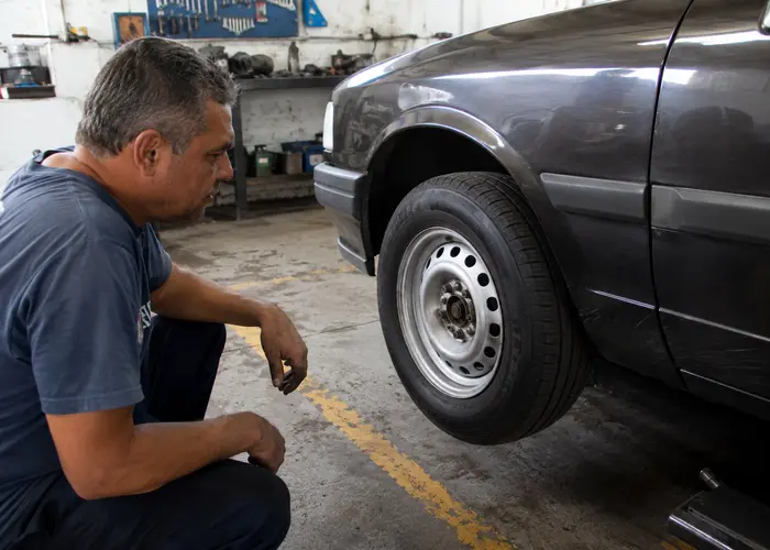 roda de carro antigo em avaliação