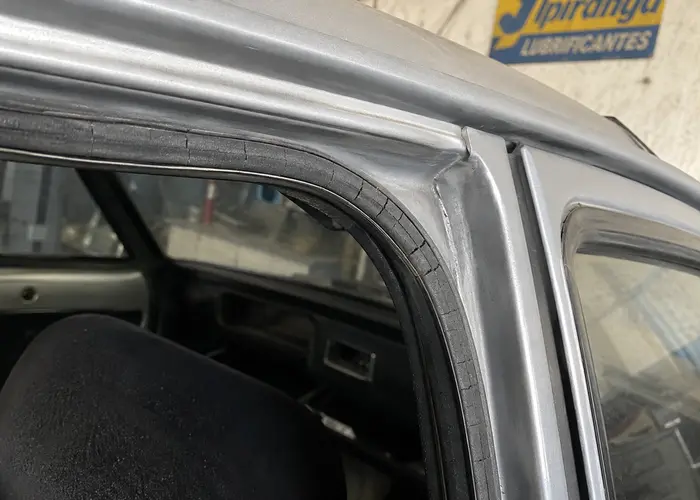 borracha ressecada de porta de carro antigo