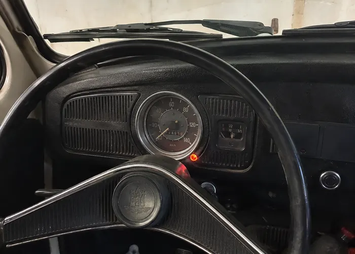 luz do óleo acesa no painel de carro antigo
