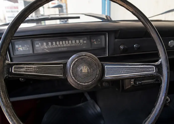 botão de buzina em volante de carro antigo
