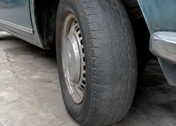 pneu de carro antigo com desgaste irregular