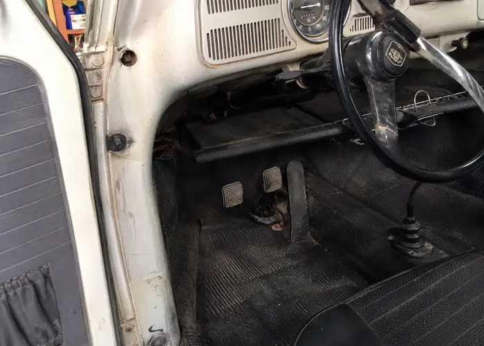pedal de embreagem de Fusca antigo em avaliação