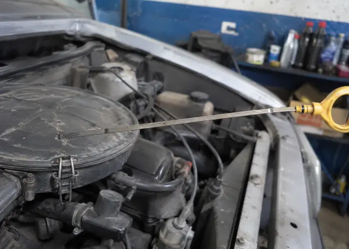vareta de óleo em motor de carro antigo