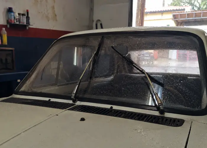limpador de para-brisa de carro antigo em dia de chuva