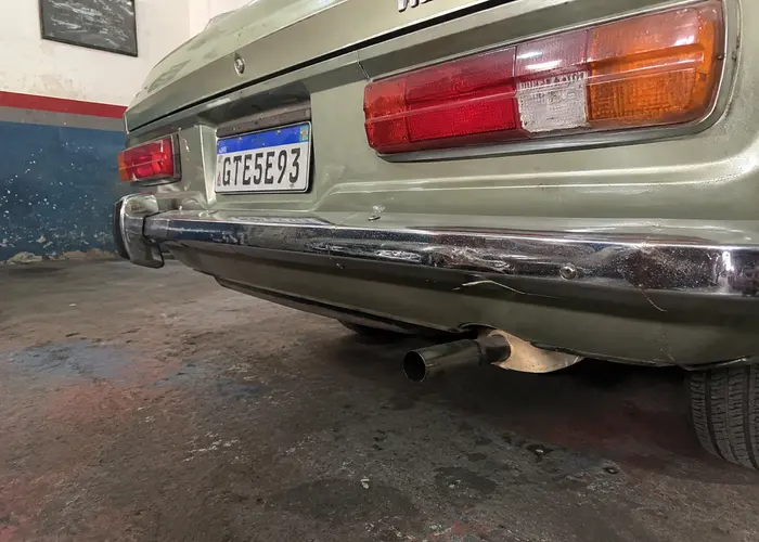 escapamento de carro antigo em avaliação