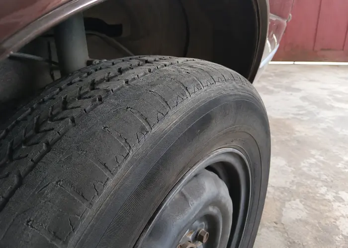 pneu de carro antigo com desgaste irregular