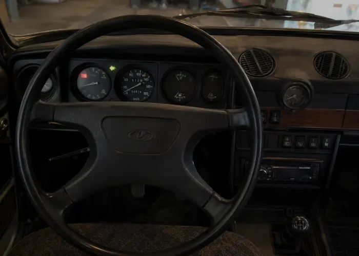 painel de carro antigo com luz de seta