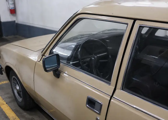 fresta na porta de carro antigo