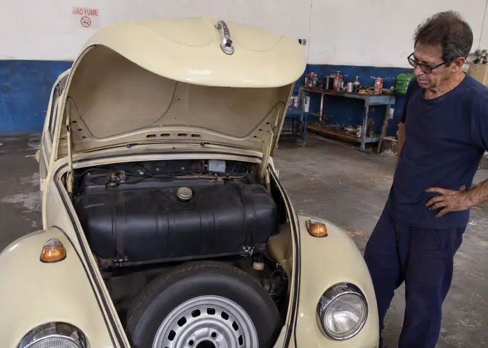 tanque de Fusca em avaliação de boia de combustível