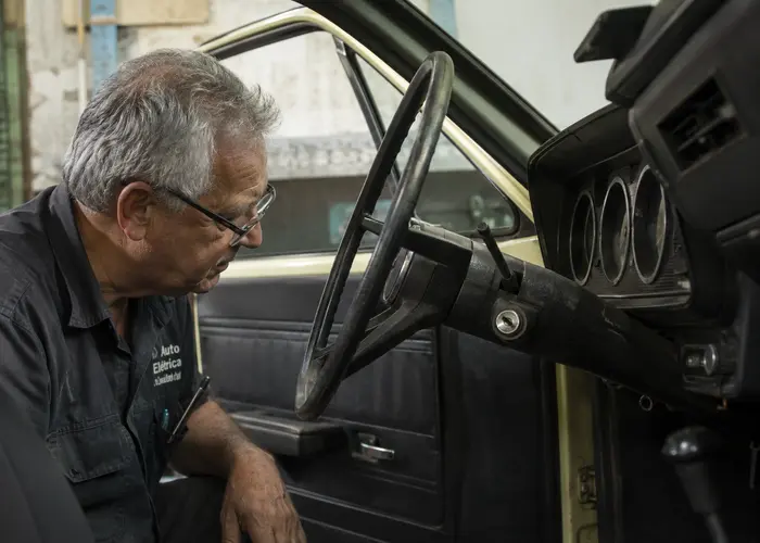 coluna de direção de carro antigo em avaliação elétrica