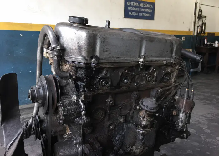 motor antigo com vazamento discreto de óleo em avaliação