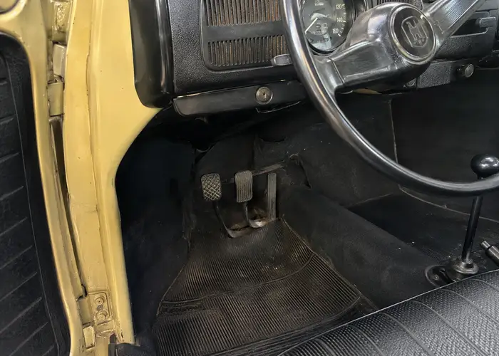 pedais de Fusca antigo em avaliação de cabo de embreagem