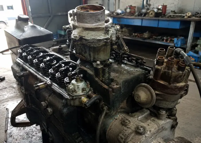 motor antigo com carburador e ignição em avaliação