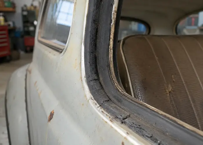 borracha de porta ressecada em carro antigo