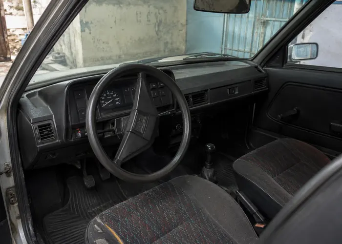 painel de carro antigo parado