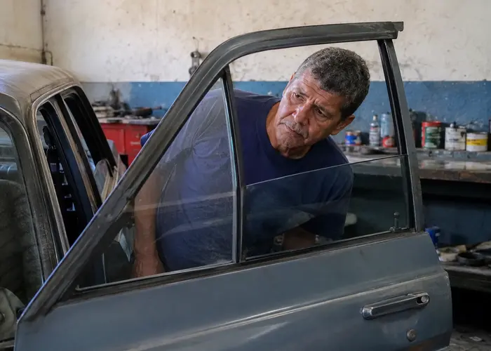 avaliação visual de vidro torto em carro antigo