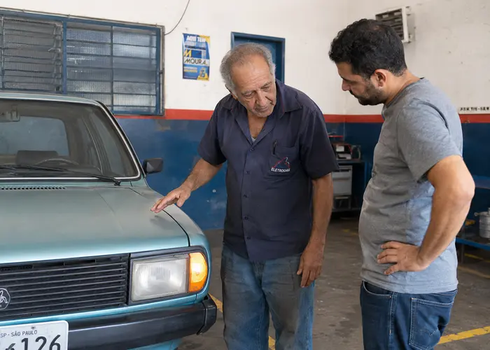 eletricista avaliando seta de carro antigo