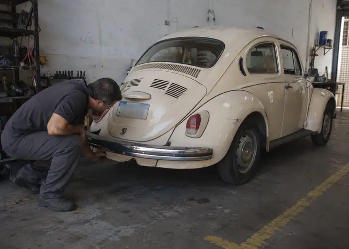 Fusca antigo em avaliação de coxim e câmbio