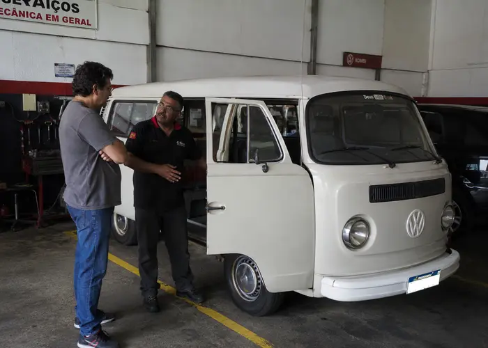 mecânico avaliando embreagem pesada em Kombi antiga