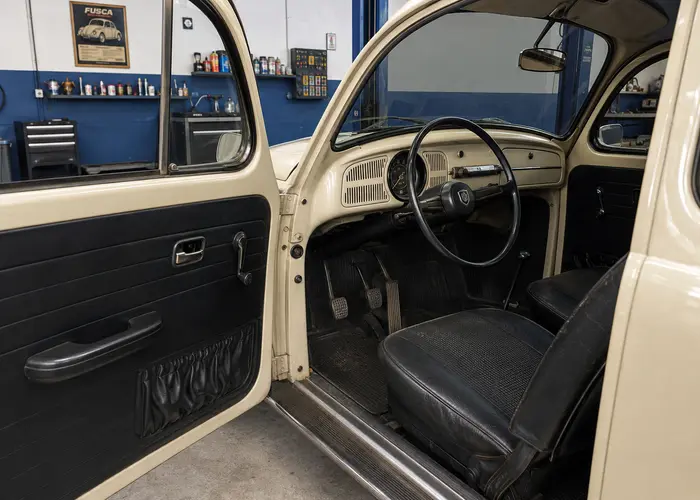 interior de Fusca antigo com pedais aparentes
